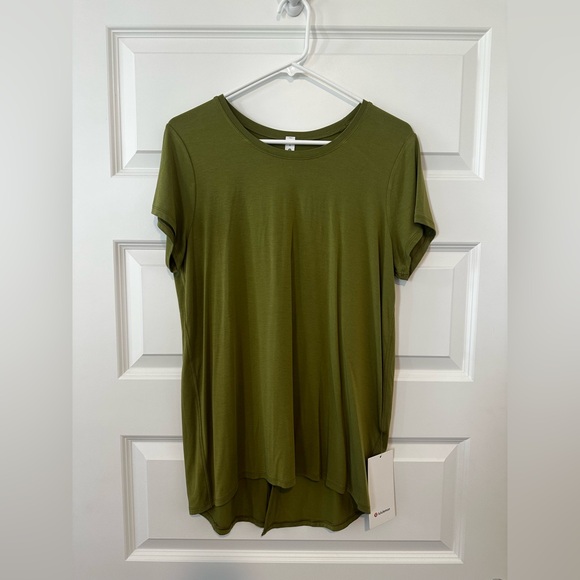 Lululemon tee - Picture 4 of 9